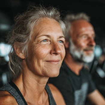 Літня жінка займається йогою на природі